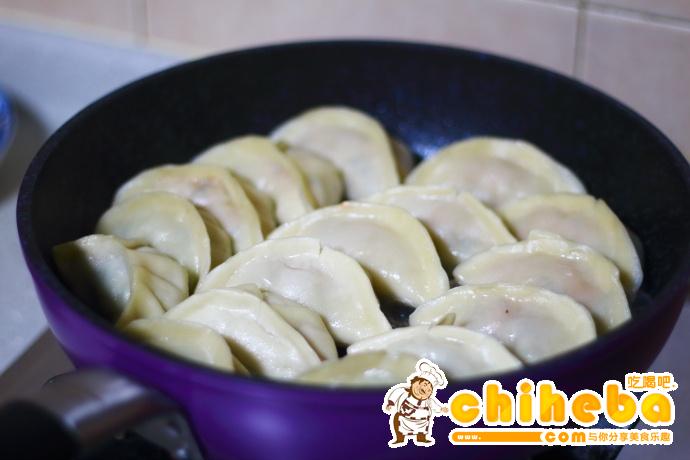 立冬好吃的饺子包起来，一步步教你如何用简单方法做出好吃的煎饺